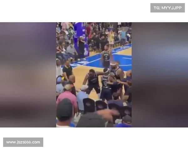 暴怒冲突升级！考辛斯遭球迷泼饮料后失控，五保安合力架离场馆